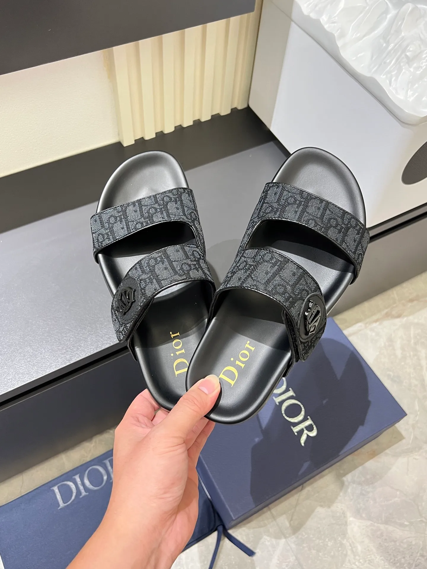 Men's men's shoes 💰p300 Size 38-45 Dior Dior's latest H-Town series Oblique thick sole slippers sandals Original purchase development and production This Dior H-Town sandals pay tribute to the classic logo of sports style and highlight Dior's high-end spirit. Crafted from black rubber with a beige and black Oblique printed upper, it's accentuated with tonal calfskin details. The rubber sole incorporates a variety of elements and is embellished with the Dior logo for a refined, futuristic look. Can be worn with shorts or jeans. Comes with exquisite packaging at the counter 🛍📦 ▪️ Fabric: Original customized imported Oblique embroidery ▪️ Lining: Imported soft sheepskin ▪️ Sole: Original molded ultra-light foam material ▪️ Bottom thickness: 4CM